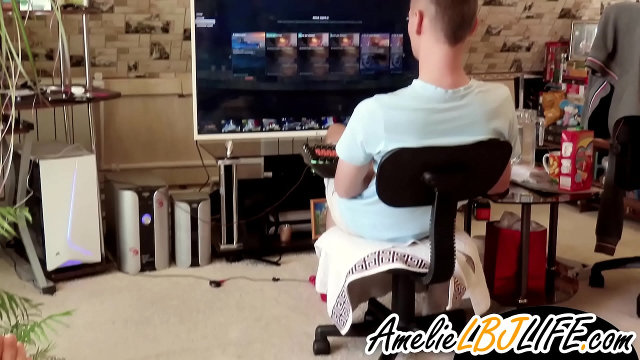 कंप्यूटर गेम खेलने के लिए बॉयफ्रेंड के लिए लड़की सेक्स टॉय के साथ हस्तमैथुन करती है