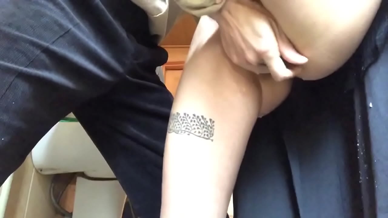 स्कूल के बाथरूम में धारा निकलना, एक असली झागदार ओगाज़्म - मेरे शिक्षक ने अपना सर्वश्रेष्ठ प्रदर्शन किया