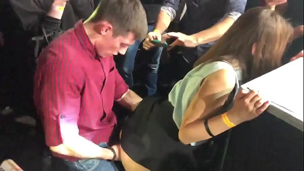 एक रूसी नाइट क्लब में असली सेक्स। 18 वर्षीय रूसी लड़की गुदा में और योनि गड़बड़ में एक नाइट क्लब